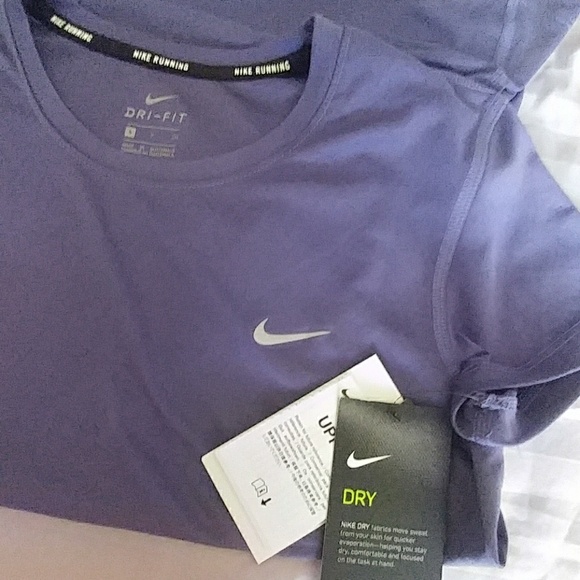 NEW women's Nike running tee. Small - Picture 7 of 7